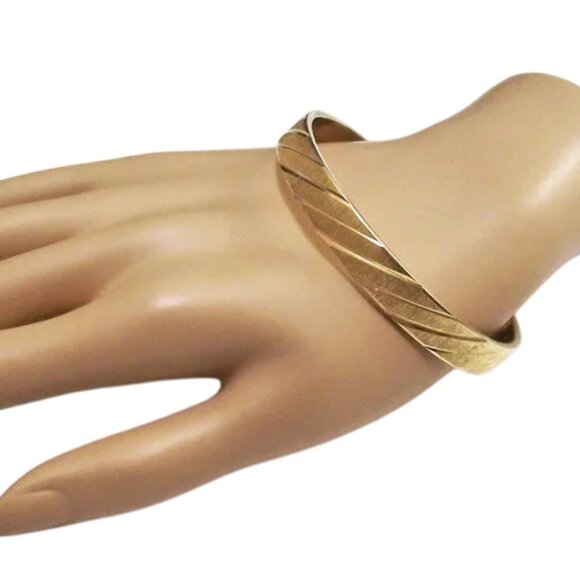 Monet Slant Lined Brushed Bracelet Bangle Vintage Etched Ribbed Gold Tone Wide - Picture 3 of 5